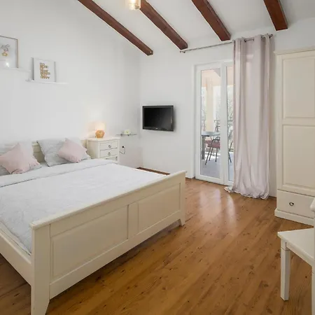 4 Bedroom Beautiful In Kranjci Rasa