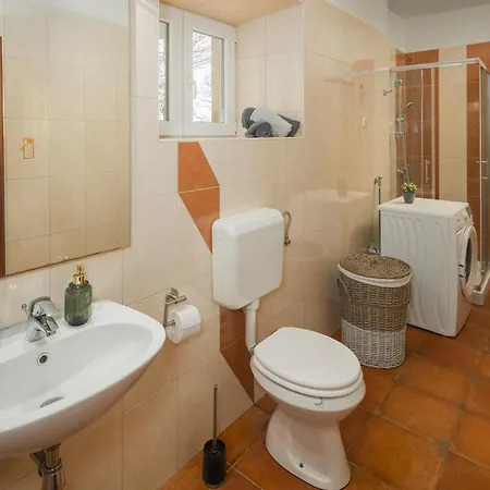 4 Bedroom Beautiful In Kranjci *